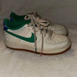 Nike Kid - Green and White Sneakers Size 4
